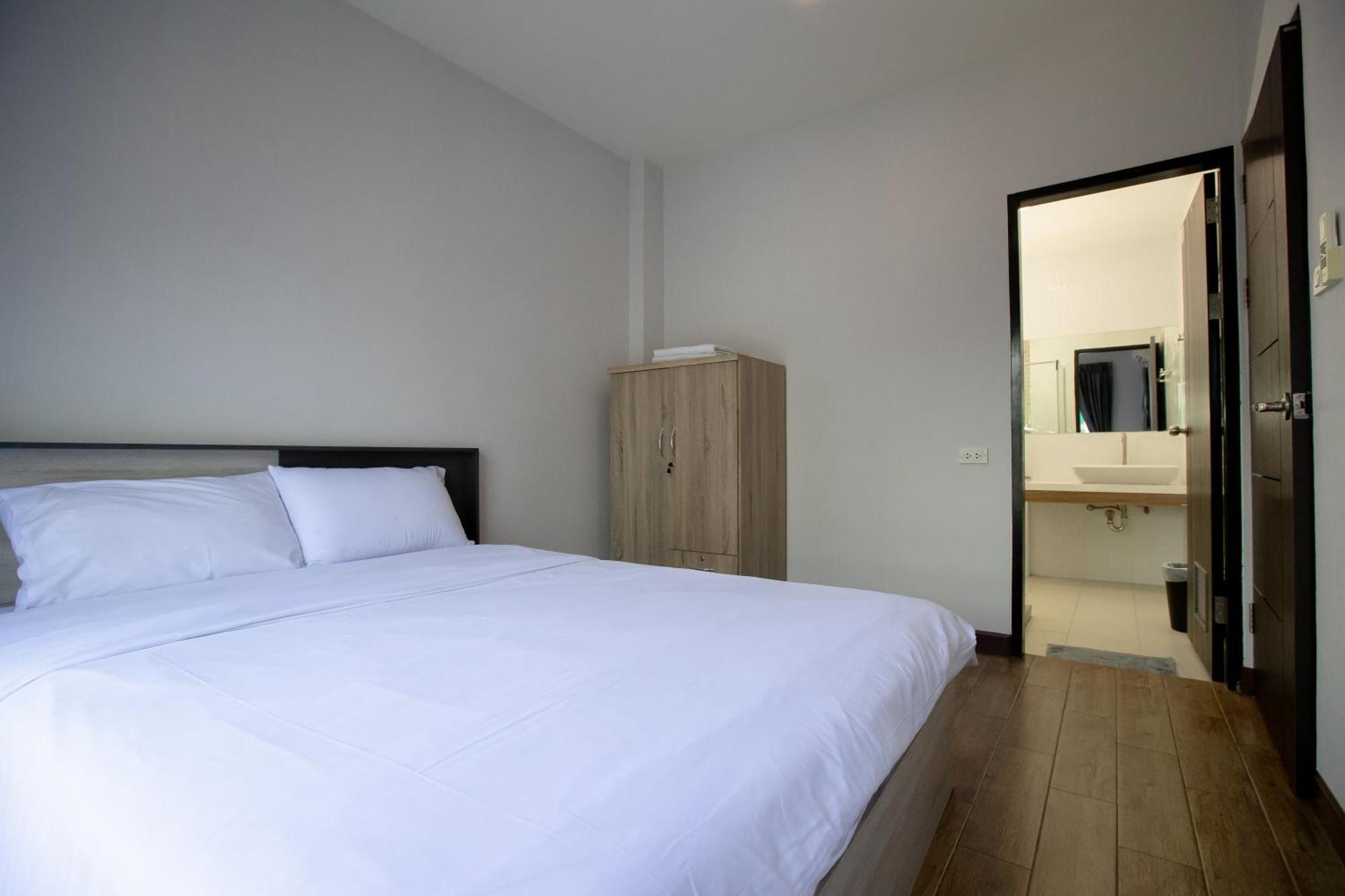 Room 36 Service Apartment Bangkok Bagian luar foto