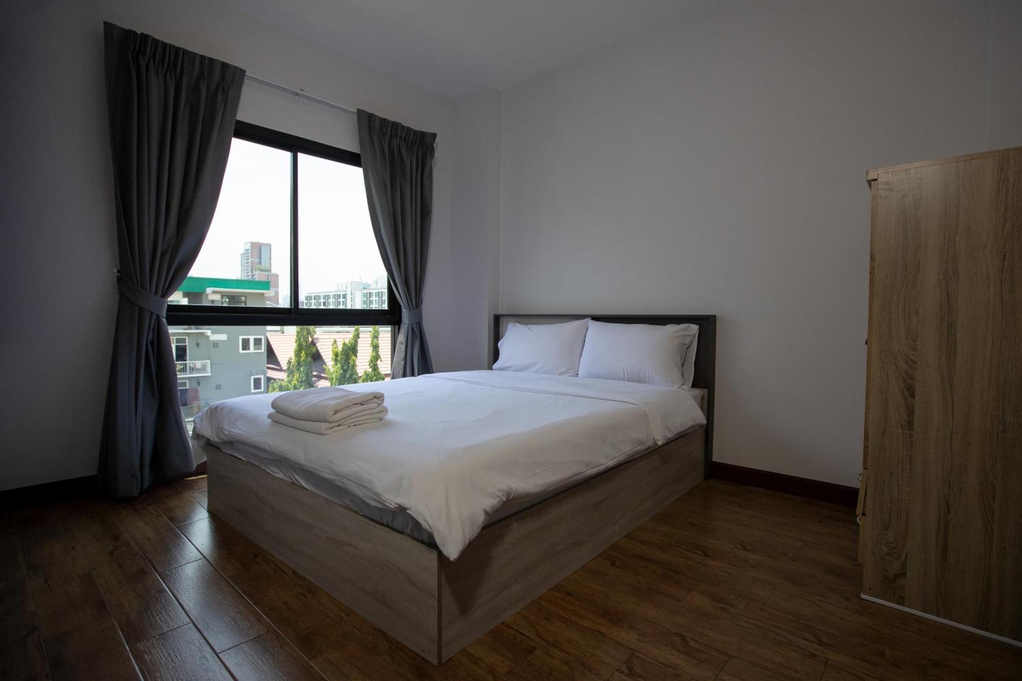 Room 36 Service Apartment Bangkok Bagian luar foto
