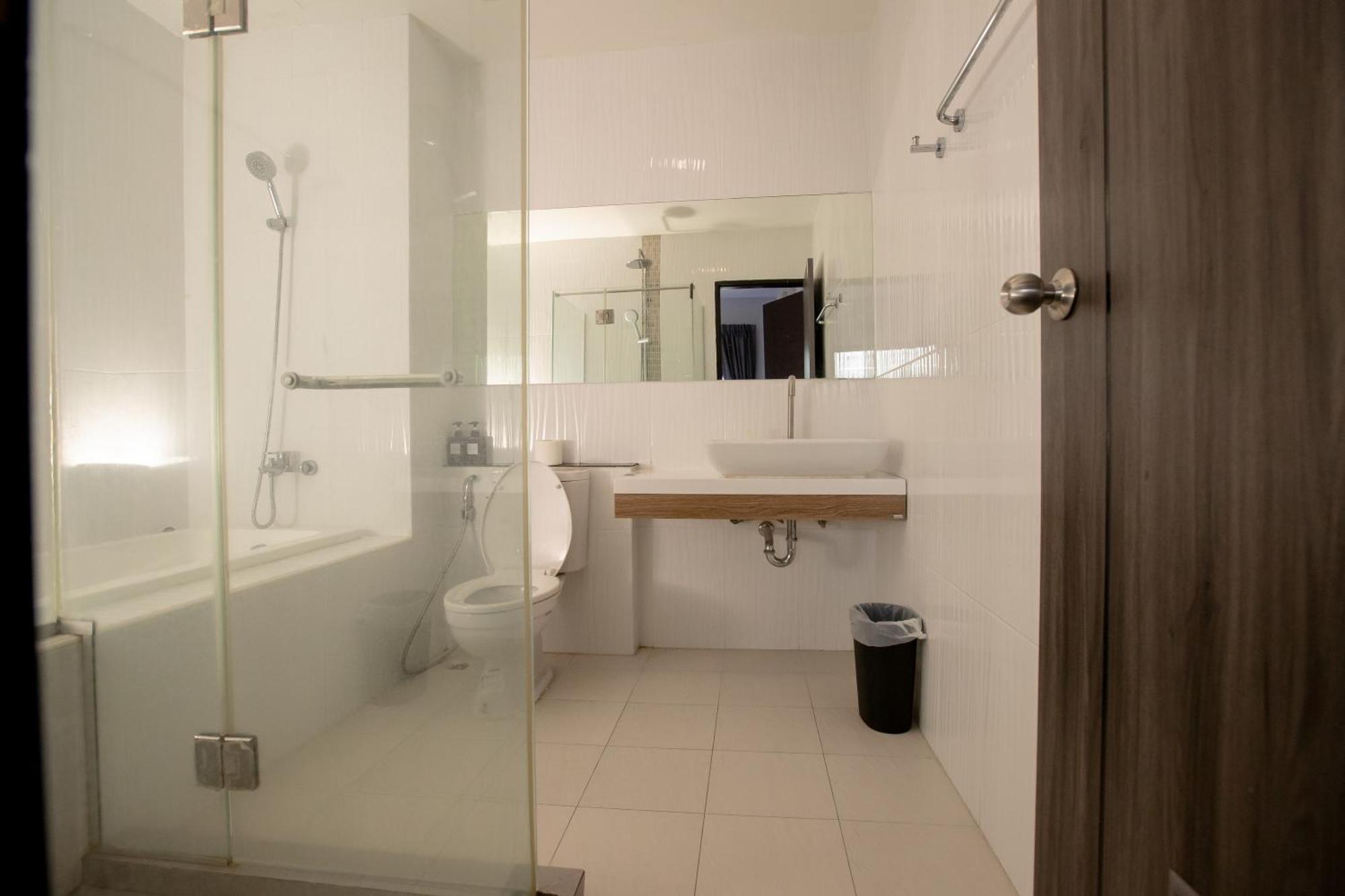Room 36 Service Apartment Bangkok Bagian luar foto