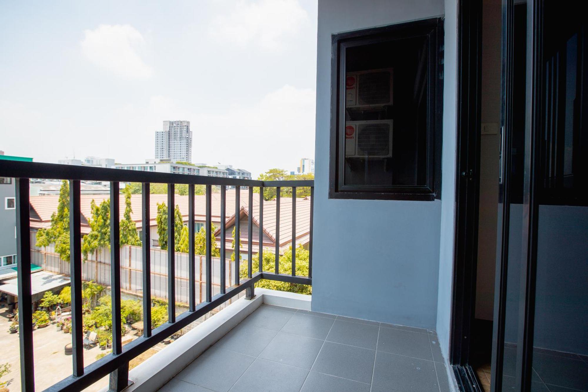Room 36 Service Apartment Bangkok Bagian luar foto