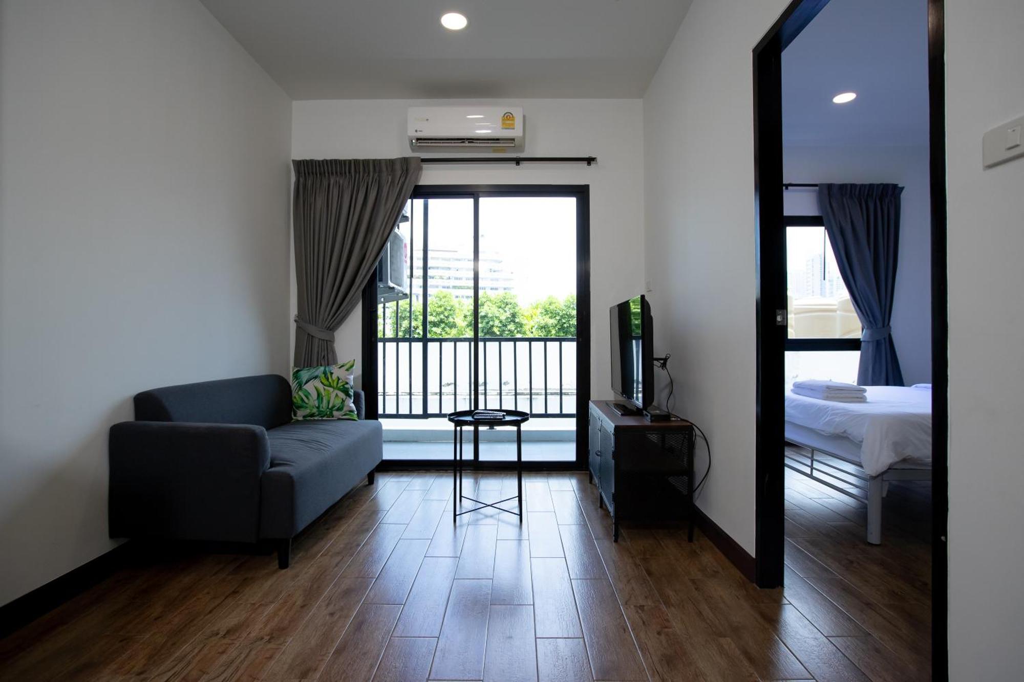 Room 36 Service Apartment Bangkok Bagian luar foto